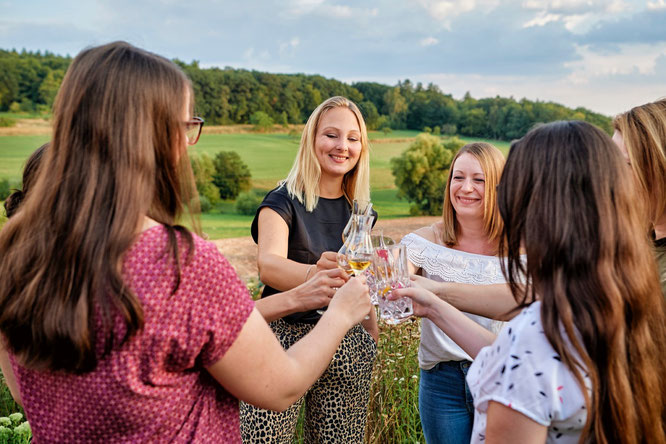 auf dem Brennerweg, Frauen stoßen mit Obstbrand an