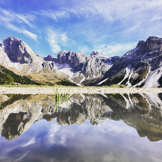 Bergpanorama: UNESCO Welterbe Dolomiten und eine kleine Pfütze