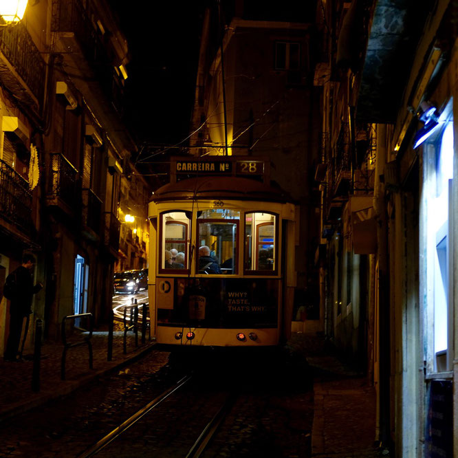 Tram in Lissabon. Alfama