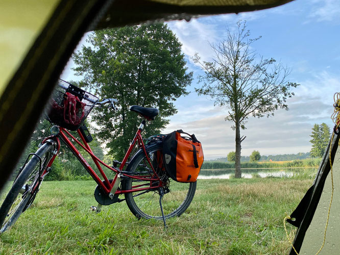 Zelt und Fahrrad auf Radreise