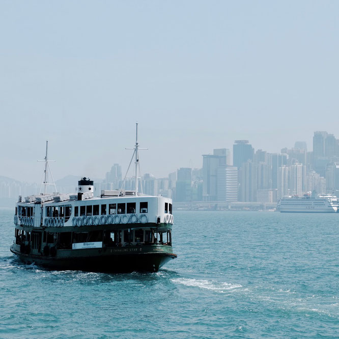 Star Ferry vor der Skyline von Hongkong