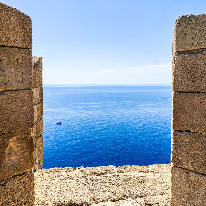 Das Meer, gesehen durch die Mauern der Akropolis von Lindos auf Rhodos