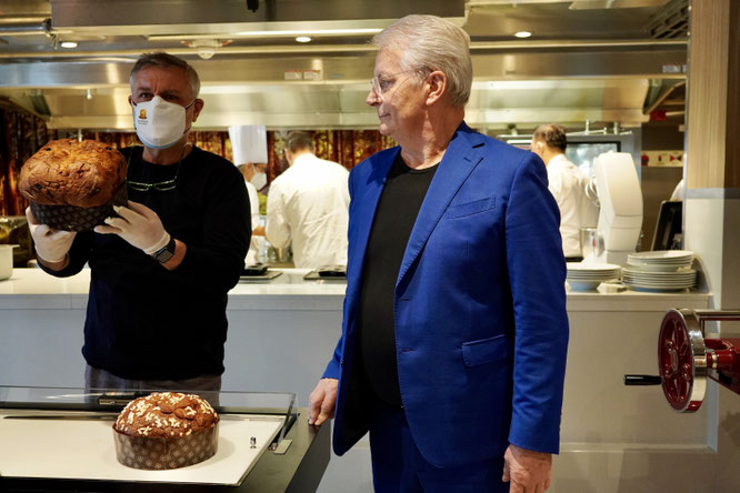 Zwei Männer, zwei Panettone