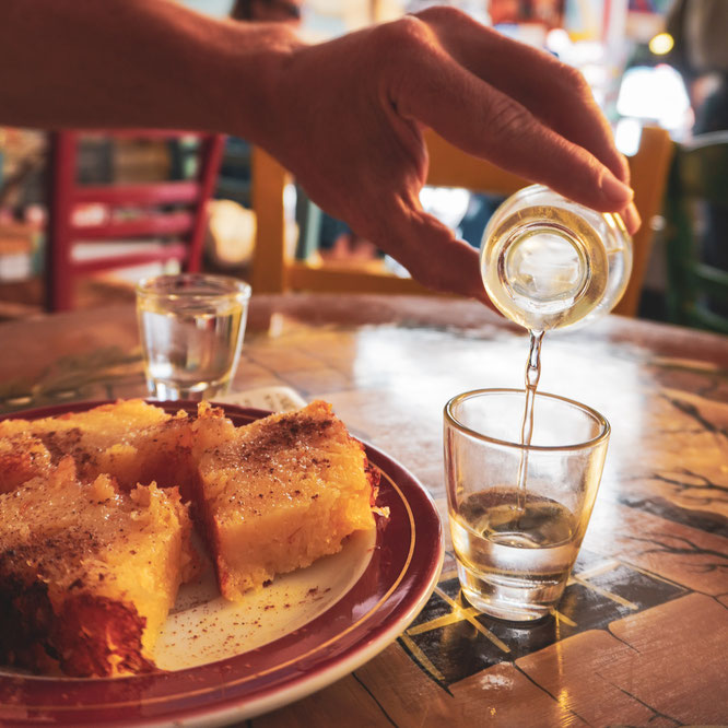 Kurchen und Schnaps in einer Taverne in Heraklion auf Kreta