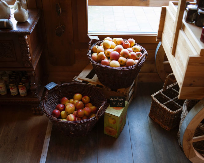 Äpfel in Körben im Hofladen der Obstwiese Schmitt