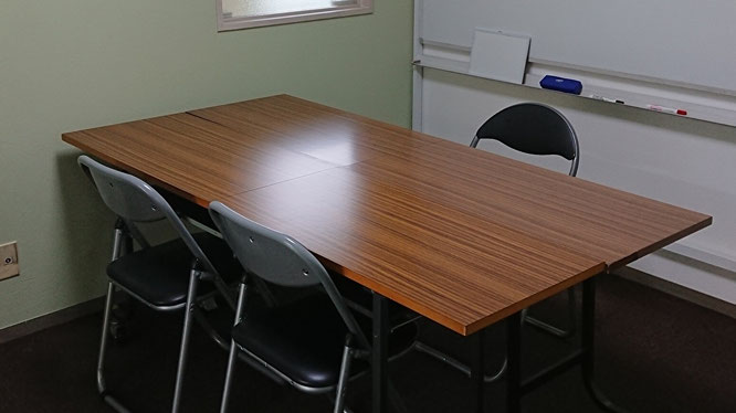 学習塾アンフィニの個別面談スペースの内観。机と椅子が配置され、相談しやすい雰囲気。
