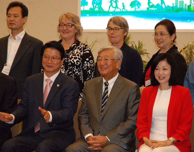 Weon Chang-mugウォンジュ市長（前列左）とShin Young Soo局長（前列中央）