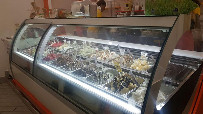 Gelati con frutta fresca Gelateria Mont Blanc Alghero