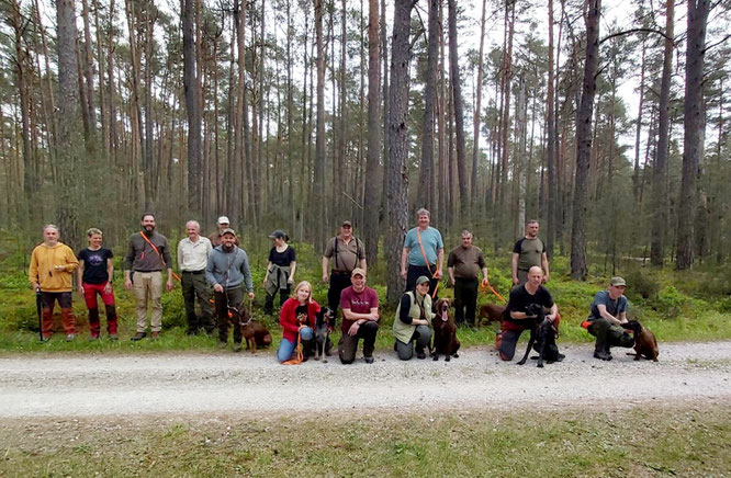 (Bild: ÖJV Bayern)  Die Teilnehmerinnen und Teilnehmer mit ihren Hunden & dem Prüfteam.