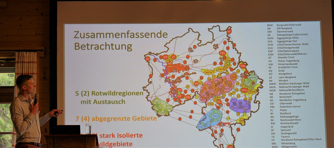 (Bild: Dr. W. Kornder) J. Laumeier mit der Karte der ganz unterschiedlichen Genzustände einzelner Rotwildvorkommen in NRW und Hessen