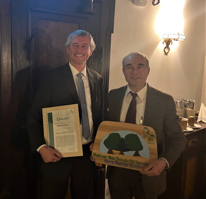 (Bild: S. Strasser) Andreas Tyroller und Dr. Wolfgang Kornder bei der Überreichung der Urkunde und des Holzpuzzels