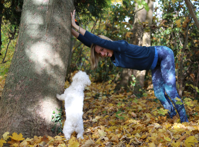 Am schönsten ist Morgenyoga natürlich draussen. Aber auch drinnen tut es unheimlich gut. Bild: Susanne Bogoslaw