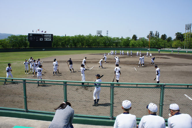 野球場にも元気な声が。試合前の高校球児たち