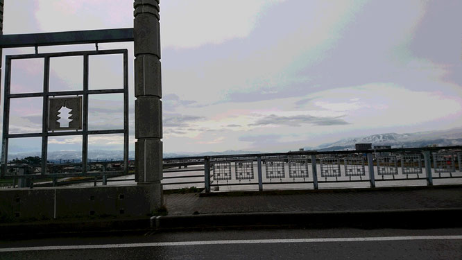 今朝の直江津・荒川橋にて。紅葉の南葉山も真っ白な雪に覆われていました。今年もモノトーンの冬が始まった？