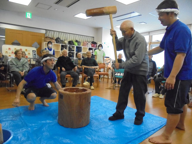 当施設では久方ぶりの餅つき。まさに、昔取った杵柄