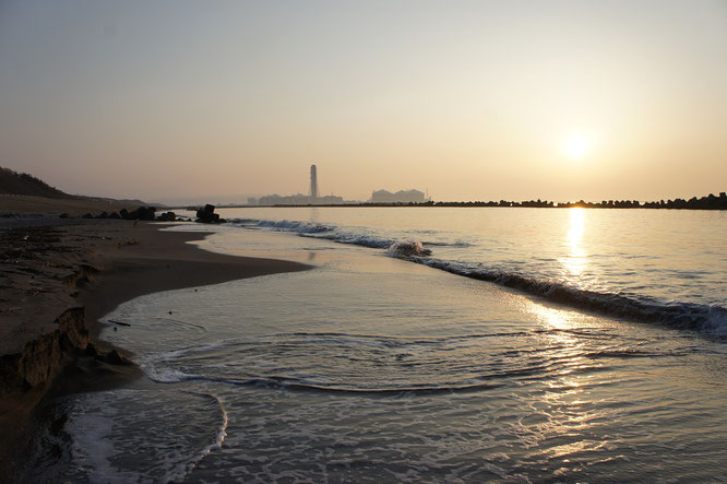 今日の犀潟海岸。海面に反射する夕焼けも、日に日に力強くなってきました