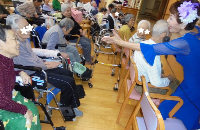 圧倒的な存在感と臨場感に心ときめくご利用者の皆さん