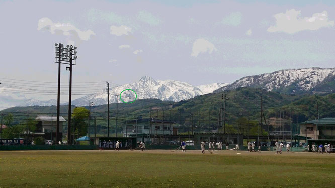 今日の上越市今泉スポーツ広場野球場。はね馬（写真中央の緑の円）を背景に、子どもたちもグラウンドを飛び跳ねていました！