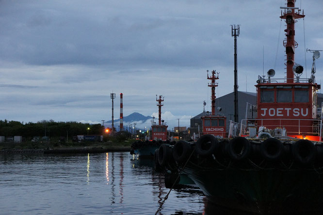 今日の夕刻の直江津港。遠くには米山がきれいに見えました（画像をクリックして拡大）