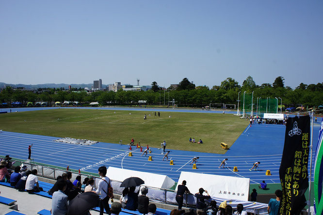 こちらはリニューアルされた陸上競技場。スタートの緊張感。選手の皆さん、頑張って！