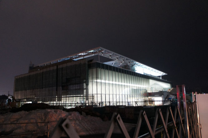 建設中の「上越市立水族博物館～うみがたり～」。現代的なその外観に、心の中にワクワク感がこだました！