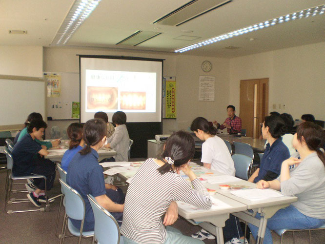 小山歯科医師による講義の様子