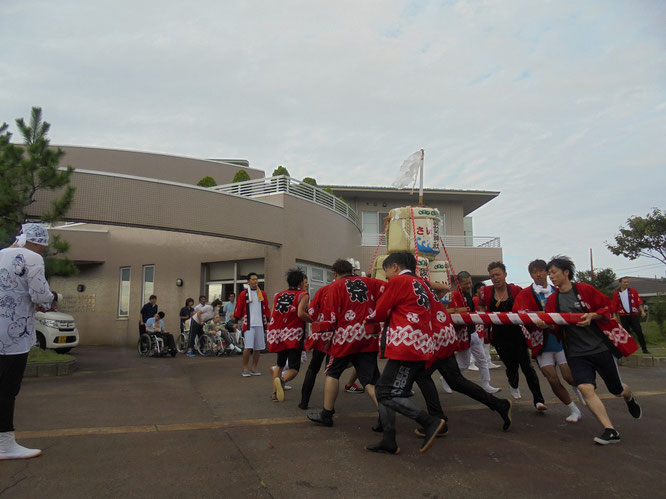 施設の前にみこしが到着！今年も威勢の良い姿を見せていただきました