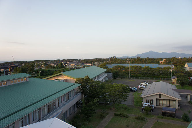 久しぶりに屋上に上ってみると、米山がくっきりと顔をのぞかせていました。