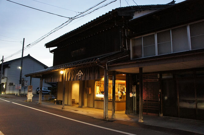 18：40　創業明治35（1902）年、「きものの小川」前。トラディショナルな雰囲気に自然と吸い込まれました