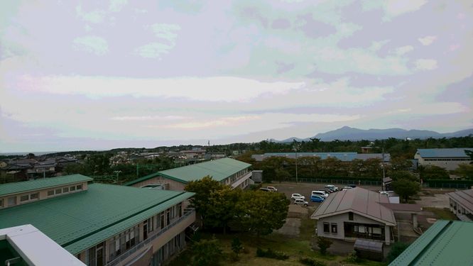甘い香りに誘われて施設の屋上へ。ブルボンの工場がある東側の景色。小腹が空いてきました!