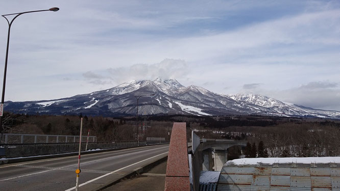 眼前に迫る今日の妙高山。一日中、眺めていたい、この景色（画像をクリックして拡大）