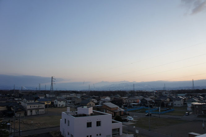 今日の夕刻の屋上から。年のせいでしょうか。明日から3月とは信じられません。