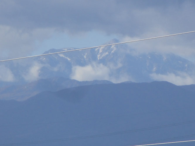 雲の切れ間から初冠雪の火打山が見えました