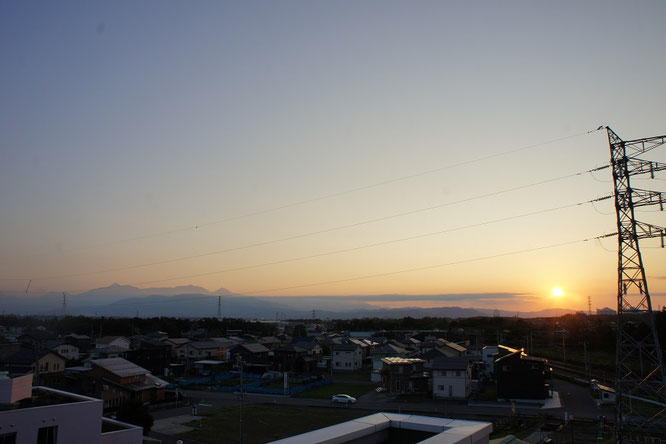 今日の夕刻の屋上からの景色。頸城三山に感謝。そして夕日は、糸魚川方面に沈んでいきました