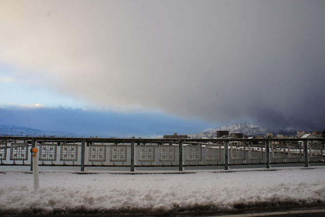 今日の出勤時。西の空から一気に雪雲が襲ってきました