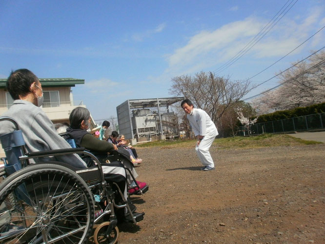 春の陽気と満開の桜の下、ハイテンションなY機能訓練員。この後は、だんだん広場に直行。まさに「二刀流」！