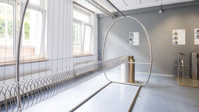 EXPERIMINTA - die Riesenspiralfeder im Bereich Schwingungen und Wellen