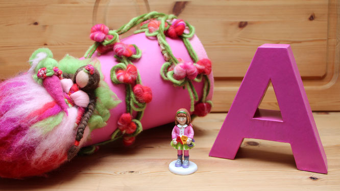 Schultüte, kleine Schulmädchen-Figur, großer Papp-Buchstabe "A"