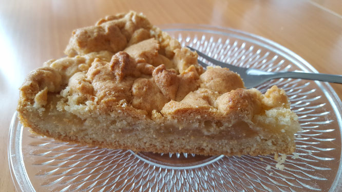 Ein Stück Apfel-Streusel-Kuchen auf einem Teller
