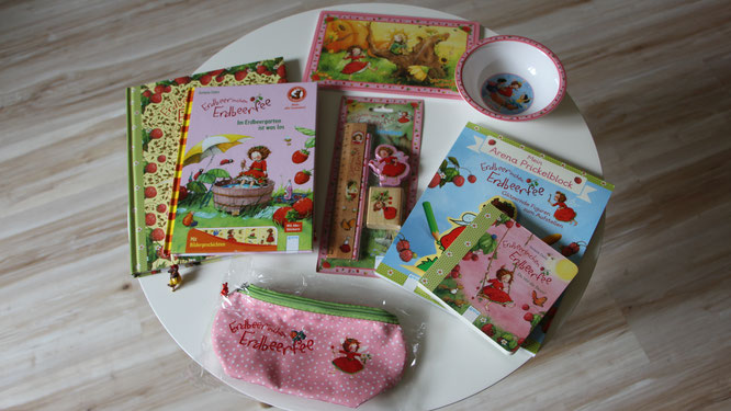 Ein Tisch voll mit Erdbeerinchen Erdbeerfee Produkten
