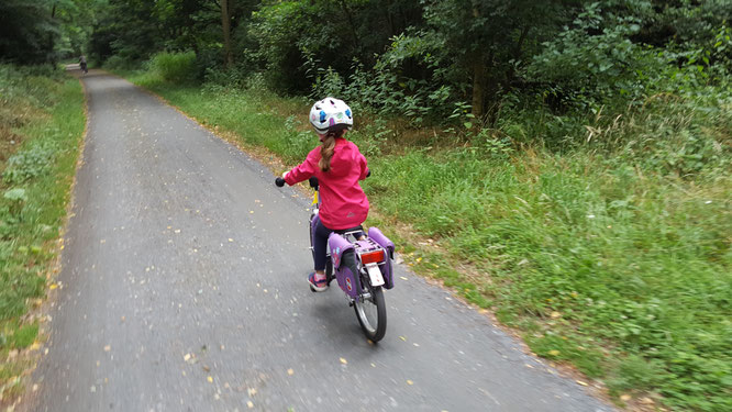Unsere Kleine beim Fahrradausflug mit ihrem Puky-Fahrrad