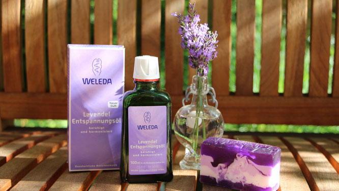 Das Lavendel-Entspannungsöl von WELEDA mit frischem Lavendel und Lavendelseife