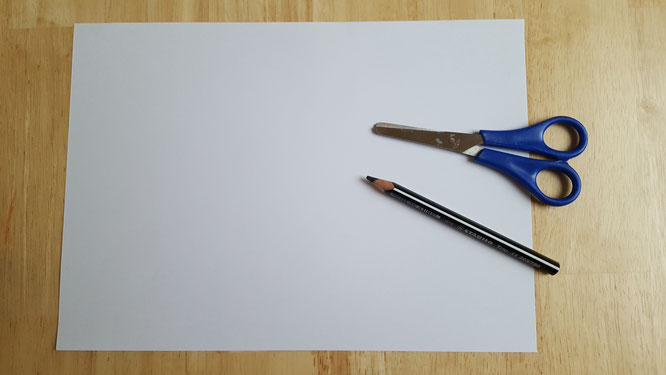 Das Material für ein Papier-Gespenst: weißes Blatt Papier, schwarzer Buntstift, Schere