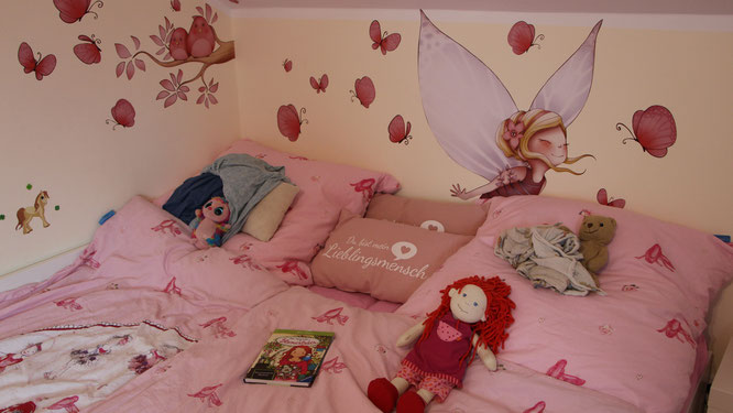 Das Bett unserer Kleinen mit allen Kissen und Kuscheltieren der Mädels