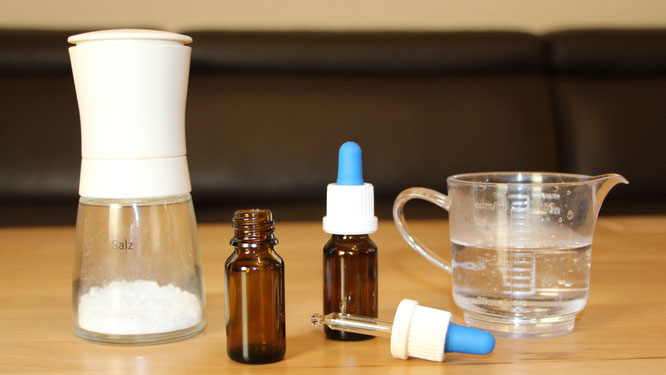 Fläschchen, Salz und Wasser als Zutaten für Nasentropfen bei Erkältung