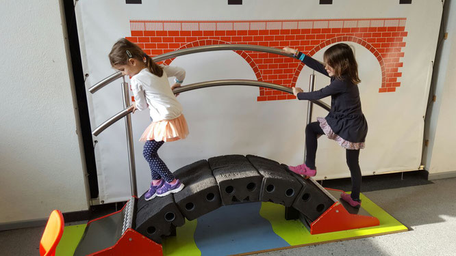 EXPERIMINTA - Unsere Mädels auf der selbst zusammengebauten begehbaren Brücke