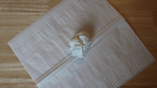 Für das kleine Gespenst ein Kosmetik- oder Taschentuch ausbreiten und darauf eines zerknüllt in die Mitte gelegt