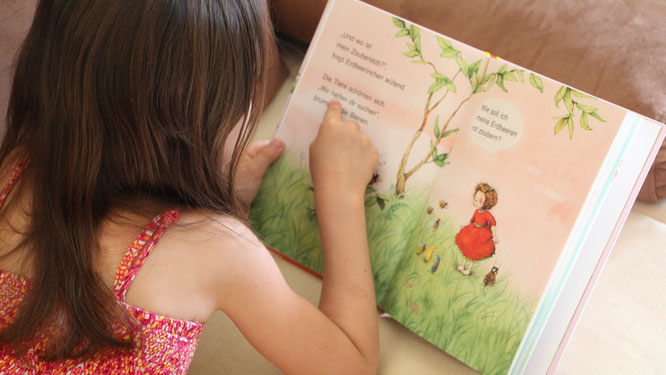Unsere Große liest im "Erdbeerinchen Erdbeerfee"-Buch aus der Bücherbär-Reihe des Arena-Verlages