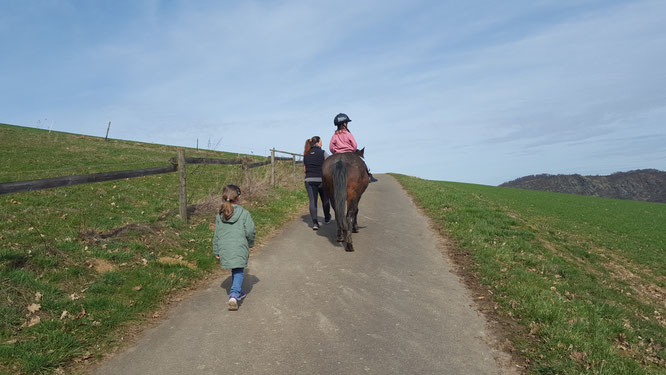 Hof Hardthöhe - Unsere Große reitet auf dem Pferd Momo und unsere Kleine läuft nebenher
