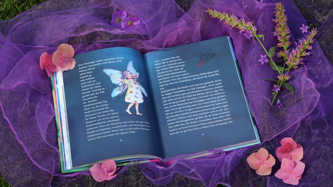 Das aufgeschlagene Buch "Maluna Mondschein - Der Zauberwald feiert!"